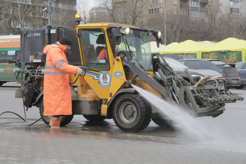 Коммунальщики обработали московские дороги