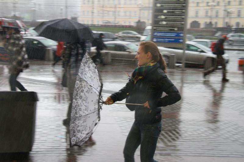 Штормовое предупреждение объявлено в столице в связи с усилением ветра