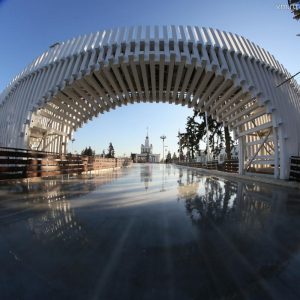 Каток на ВДНХ будет выдавать коньки в прокат без залога. Фото: архив, "Вечерняя Москва" Каток на ВДНХ будет выдавать коньки в прокат без залога. Фото: архив, "Вечерняя Москва"