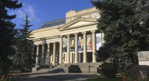 Камеры городского видеонаблюдения покажут длину очереди в Пушкинский музей в дни бесплатного посещения. Фото: скриншот с видео