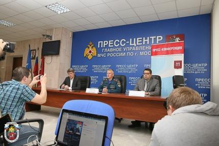 В преддверии Всероссийского дня гражданской обороны в столичном главке МЧС прошла пресс-конференция