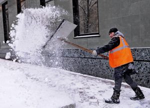 Уборка снега. Фото: "Вечерняя Москва" Уборка снега. Фото: "Вечерняя Москва"
