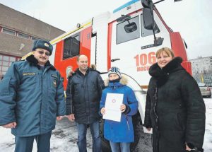 14 ноября 2016 года. Исполняющий обязанности начальника управления МЧС Южного округа Тимур Шепелев вручает Данилу Тебелеву памятную грамоту. На награждении присутствовали и родители парня — Николай и Елена 14 ноября 2016 года. Исполняющий обязанности начальника управления МЧС Южного округа Тимур Шепелев вручает Данилу Тебелеву памятную грамоту. На награждении присутствовали и родители парня — Николай и Елена