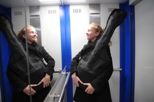 28 октября 2016 года. Школьница Виктория Иванова довольна новым музыкальным лифтом