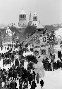 В Тайницком саду московского Кремля во время праздника новогодней елки. Москва. 1962 г. Фото В. Егорова