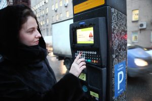 Водителей начали извещать об окончании срока действия парковочных разрешений через сообщения. Фото: архив, "Вечерняя Москва"