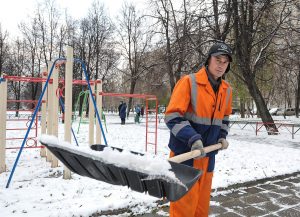 1 ноября 2016 года. Дворник ГБУ "Жилищник" района Орехово-Борисова Южного Денис Бабуев чистит от снега детскую площадку