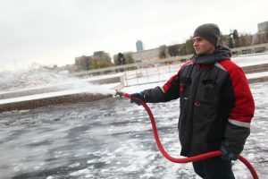 В Москве начали обустраивать ледовые площадки. Фото: "Вечерняя Москва"