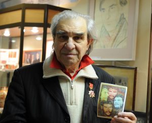 Петр Покленков с одной из своих работ в руках
