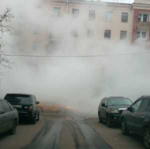 Два школьника провалились в яму с кипятком из-за прорыва трубопровода. Фото: соцсети