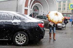Коммунальщики приводят Москву в порядок после ночного дождя