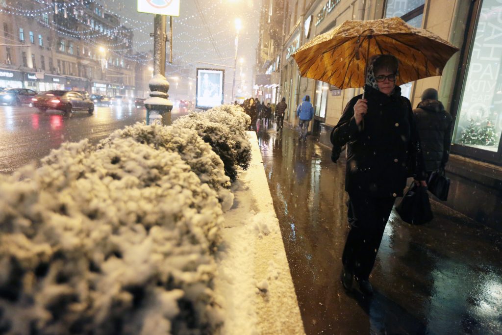 Потепление в москве в декабре. Оттепель на улице. Фото Москва с маленьким снегом.