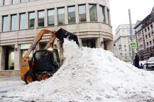 10 тысяч единиц спецтехники устраняют последствия снегопада. Фото: "Вечерняя Москва"
