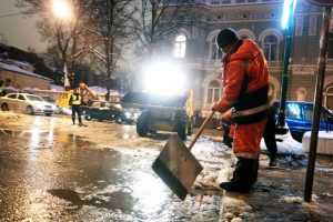 Ночная уборка снега. Фото: «Вечерняя Москва»