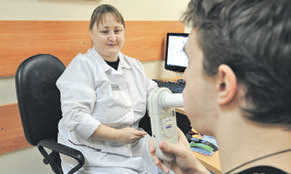 19 ноября 2016 года. Терапевт Светлана Свирид проверяет объем легких пациента с помощью специального прибора