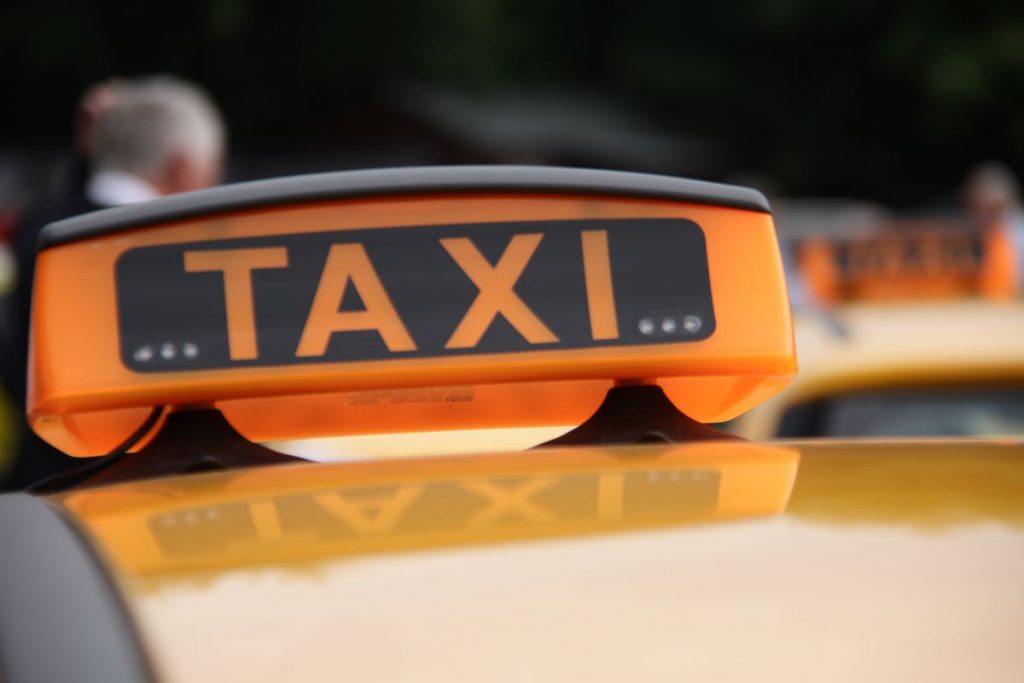 Не оплативших штрафы таксистов оставят без субсидий