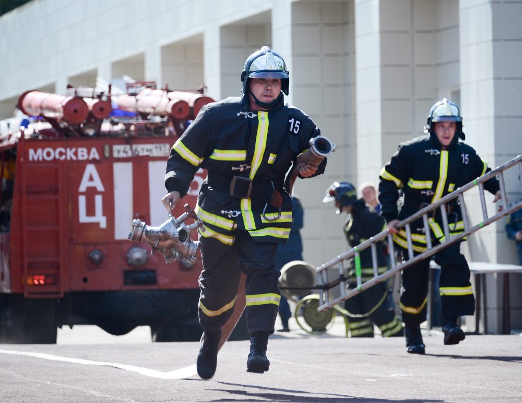 Пожарные эвакуировали 15 человек из многоэтажки на юго-востоке Москвы