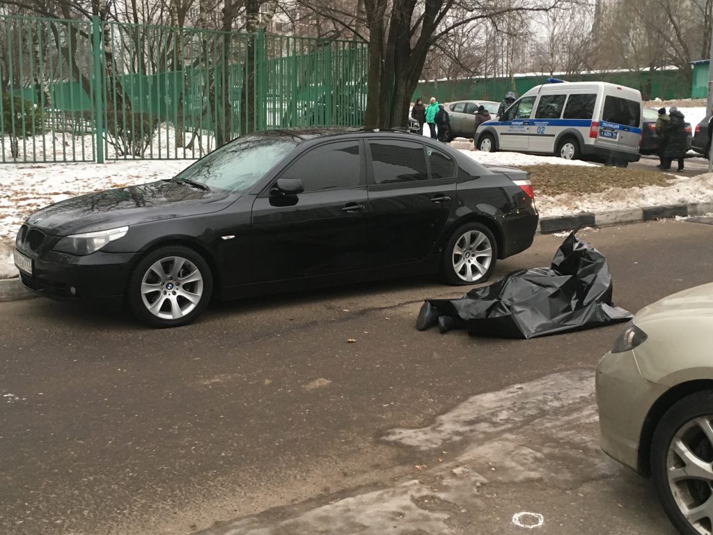Мужчину расстреляли из Калашникова у школы на юго-западе Москвы