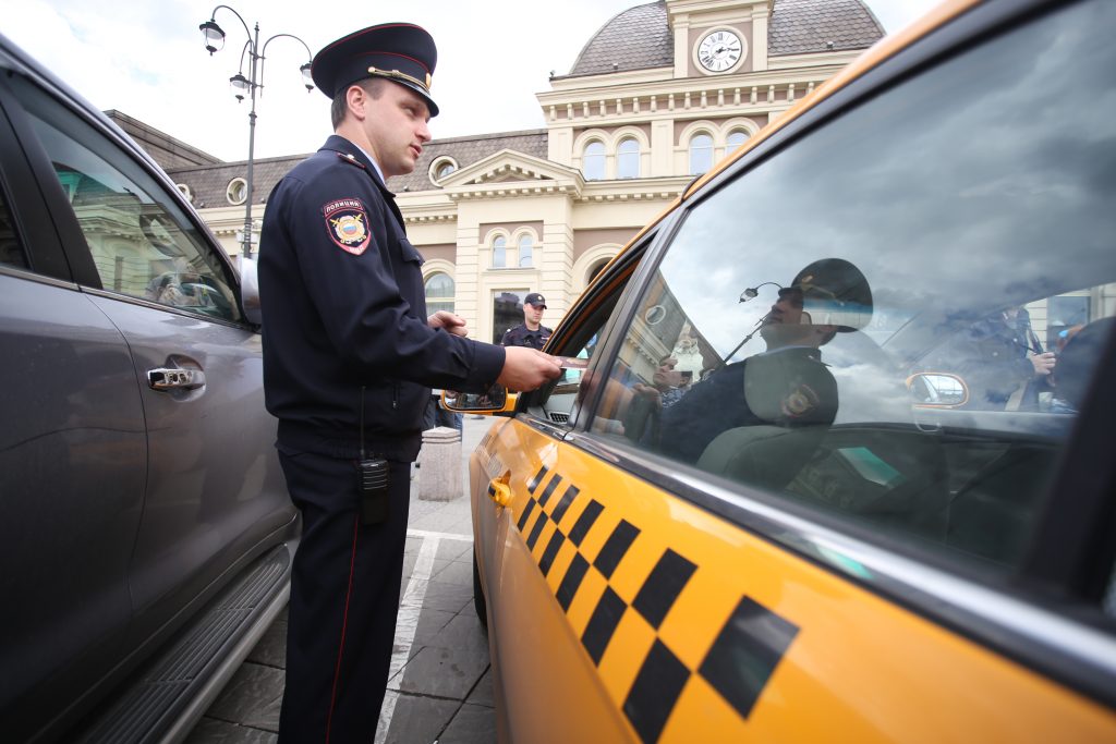 Полиция Москвы задержала таксиста, напавшего на пассажиров с ножом и пистолетом