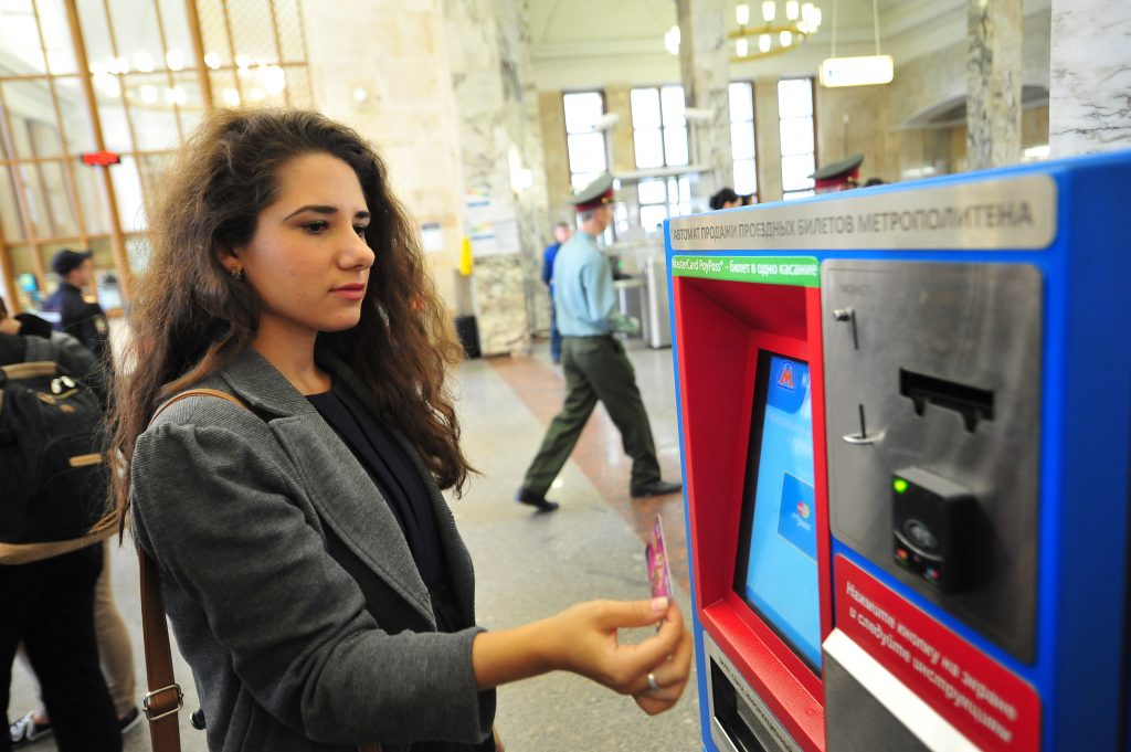 Безналичную оплату проезда в метро обеспечат банковские терминалы
