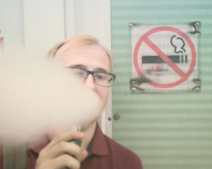 Мосгордума приняла резолюцию о запрете курения вейпов в общественных местах. Фото: соцсети Мосгордума приняла резолюцию о запрете курения вейпов в общественных местах. Фото: соцсети
