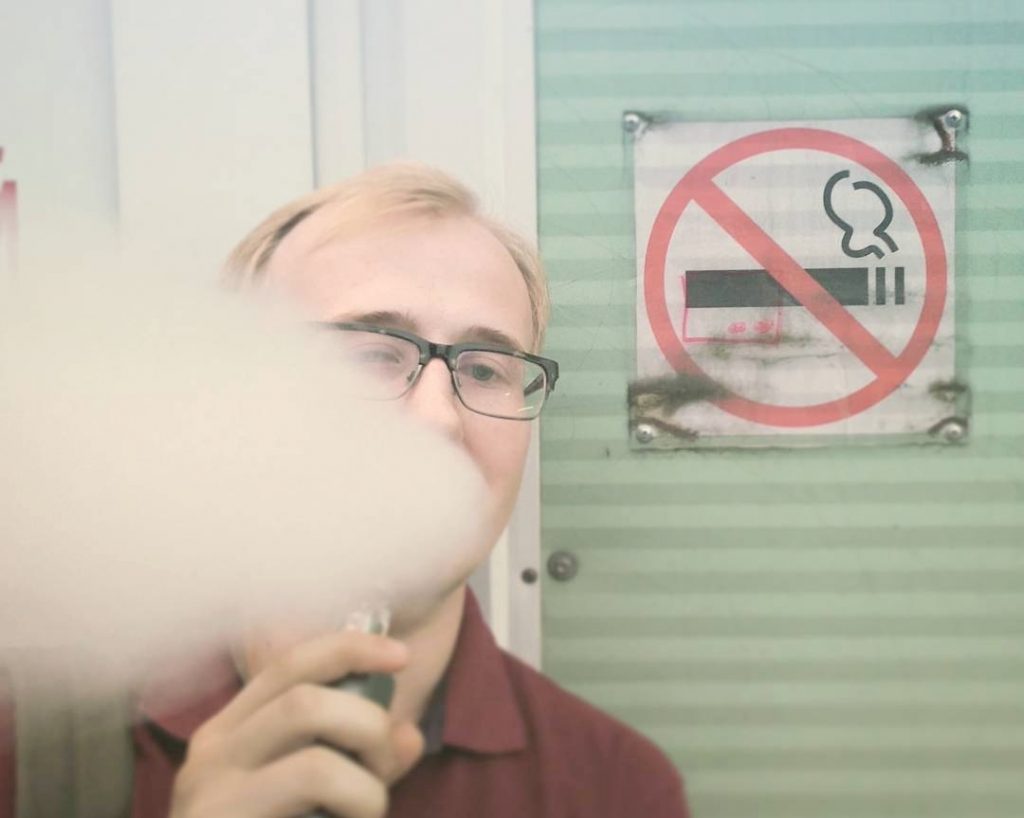 Мосгордума приняла резолюцию о запрете курения вейпов в общественных местах