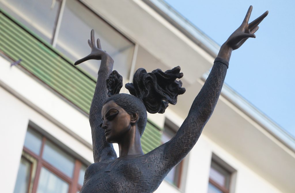 Памятник Майе Плисецкой открылся на Большой Дмитровке в центре Москвы