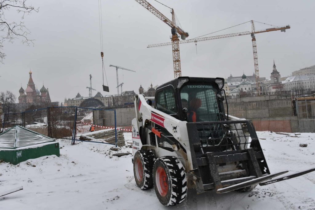 Москвич госпитализирован после падения в котлован в центре Москвы