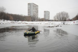 За спасение уток на Варшавских прудах депутат Госдумы Анатолий Выборный наградил сотрудников МЧС