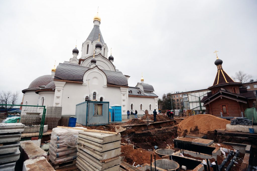 Владимир Ресин осмотрел строительство храмов в Чертанове