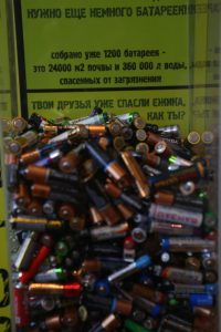 В Южном округе собрали 360 килограммов старых батареек. Фото: "Вечерняя Москва"