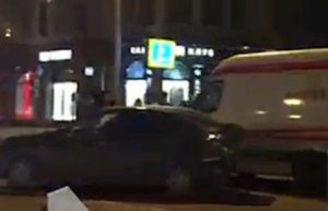 На Кутузовском проспекте столкнулись три машины. Фото: скриншот с видео