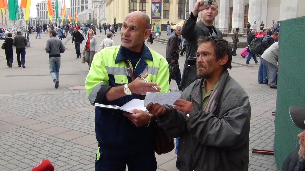 «Социальный патруль» продолжает приходить на помощь бродягам столицы