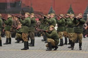 Генеральная репетиция торжественного марша в честь парада 7 ноября 1941 года на Красной площади. Фото "Вечерняя Москва"