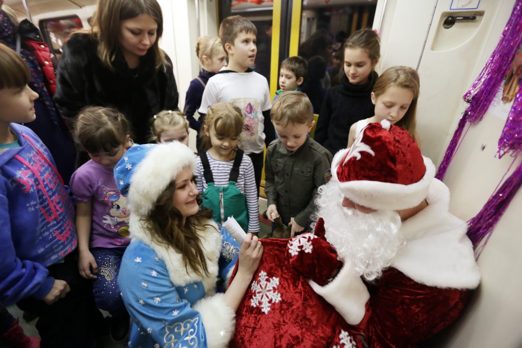 Деды Морозы поздравят с Новым годом пассажиров Московского центрального кольца