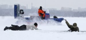 МЧС спасает провалившегося под лед человека на юго-западе Москвы