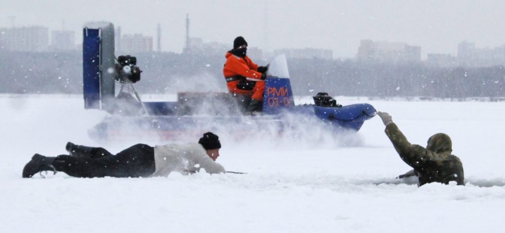МЧС спасает провалившегося под лед человека на юго-западе Москвы