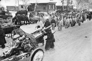  Фото: 6 декабря 1941 года. Советские войска проходят по освобожденной деревне