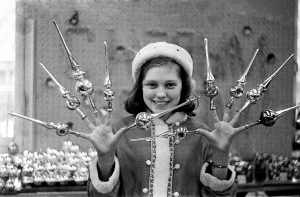 1967 год. Продажа елочных украшений в «Детском мире». Фото Петра Носова. 1967 год. Продажа елочных украшений в «Детском мире». Фото Петра Носова.
