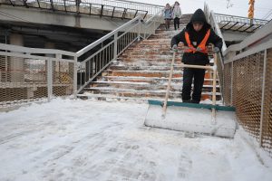 8 декабря 2016 года. Сотрудник ГБУ «Жи- лищник» убирает лестницу от снега. Фото: Пелагия Замятина