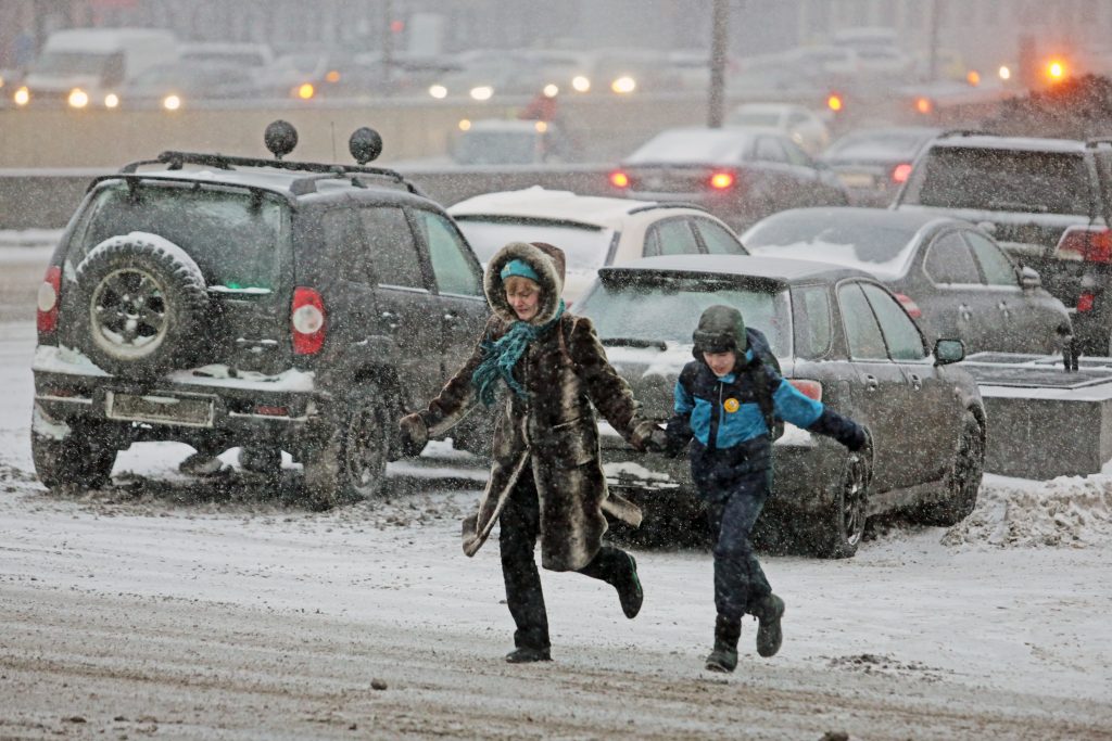 Сотрудники ГИБДД провели беседу с детьми о безопасности в зимнюю пору