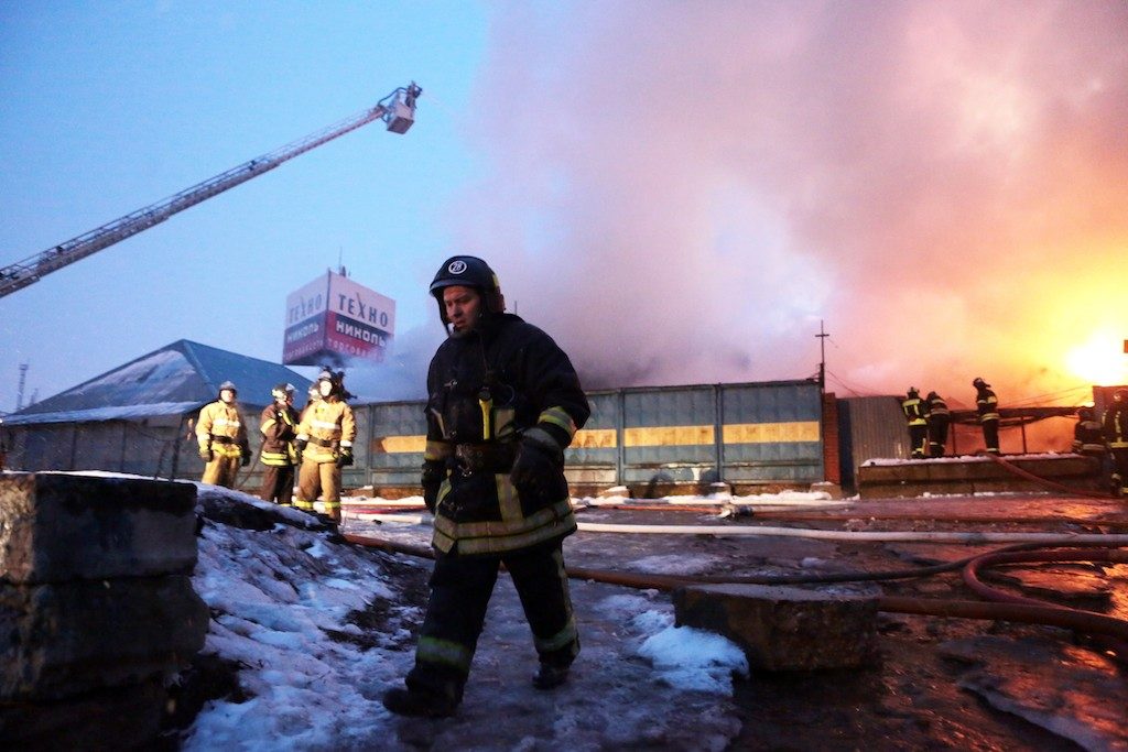 Огромную горящую мельницу потушили на юго-западе Москвы
