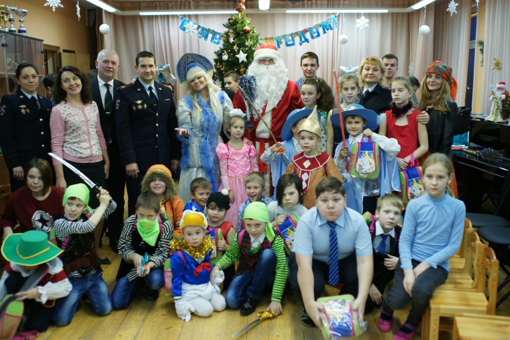 Полицейский Дед Мороз поздравил воспитанников Центра поддержки семьи и детства «Планета семьи» с Новым годом