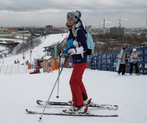 Лыжница Евгения Кузнецова готовится к спуску. Фото: "Вечерняя Москва"