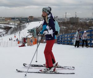 Лыжница Евгения Кузнецова готовится к спуску. Фото: "Вечерняя Москва" Лыжница Евгения Кузнецова готовится к спуску. Фото: "Вечерняя Москва"