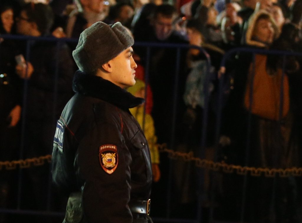 Полицейские грузовики заблокируют подъезд к местам массовых гуляний в Москве