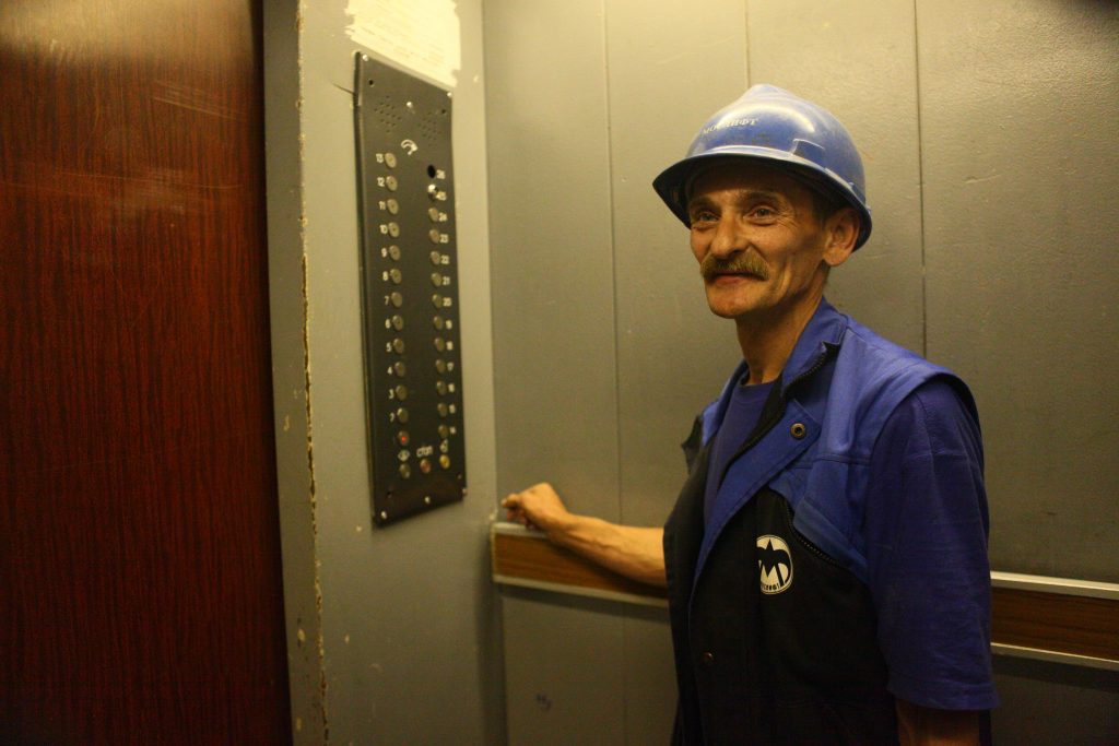 Новые лифты установили в двух домах района Центральное Чертаново