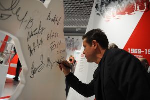 Хоккеист Павел Буре в "Парке Легенд". Фото: "Вечерняя Москва"
