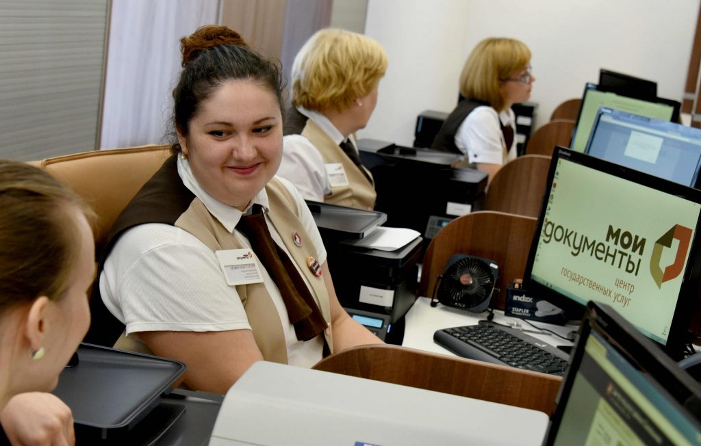 Почти 3,5 тысячи москвичей оформили документы на новую фамилию «одним пакетом»