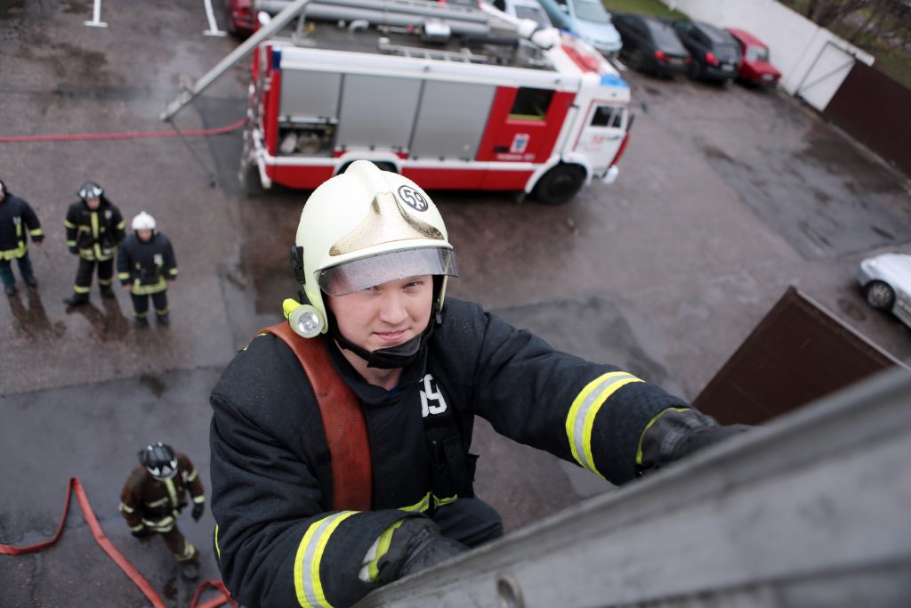 Трех жильцов спасли из пожара в квартире на юго-западе Москвы